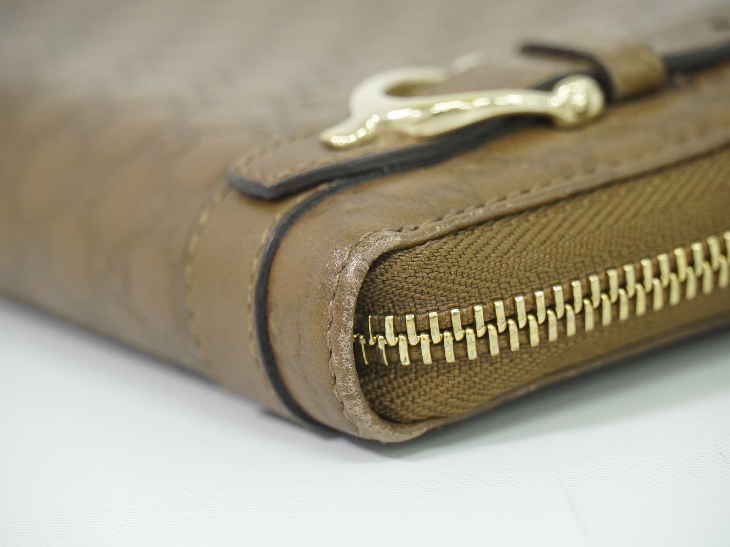 マイクログッチシマ レザー