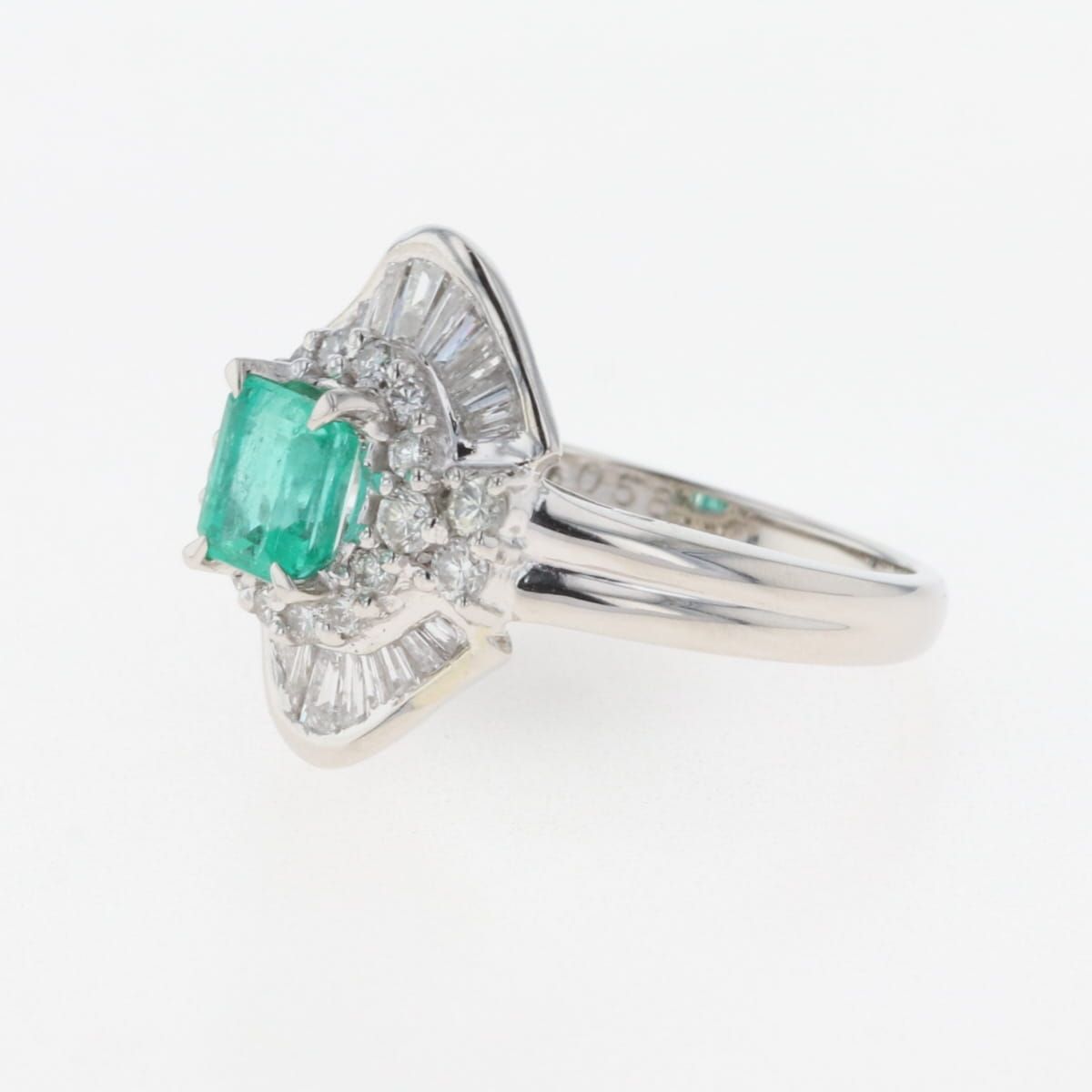 エメラルド デザインリング プラチナ 指輪 メレダイヤ リング 11号  