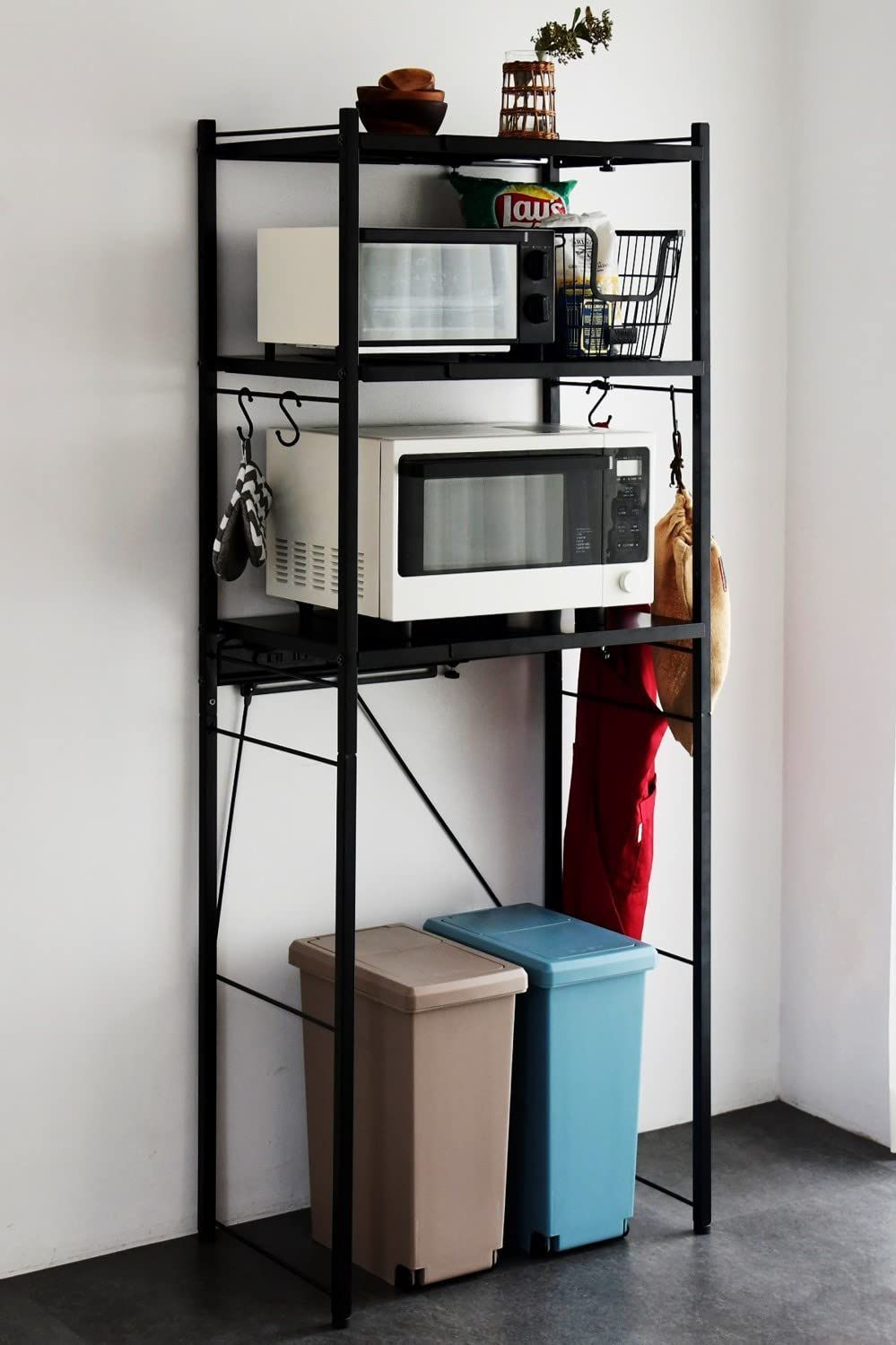 数量 山善 レンジラック ゴミ箱上ラック 2口コンセント付き 全体耐荷重90kg 幅50-79.5×奥行42×高さ170cm 棚板高さ調節 棚板3枚 フック4個付き レンジ台 ラック 組立品 ブラック EPE-3 BK