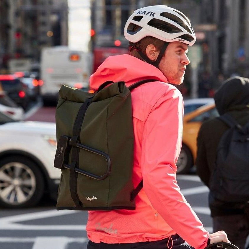 Rapha ラファ] Roll Top Backpack ダークグリーン ロール トップ バックパック リュックサック 容量 25リットル  RBT01XX - メルカリ