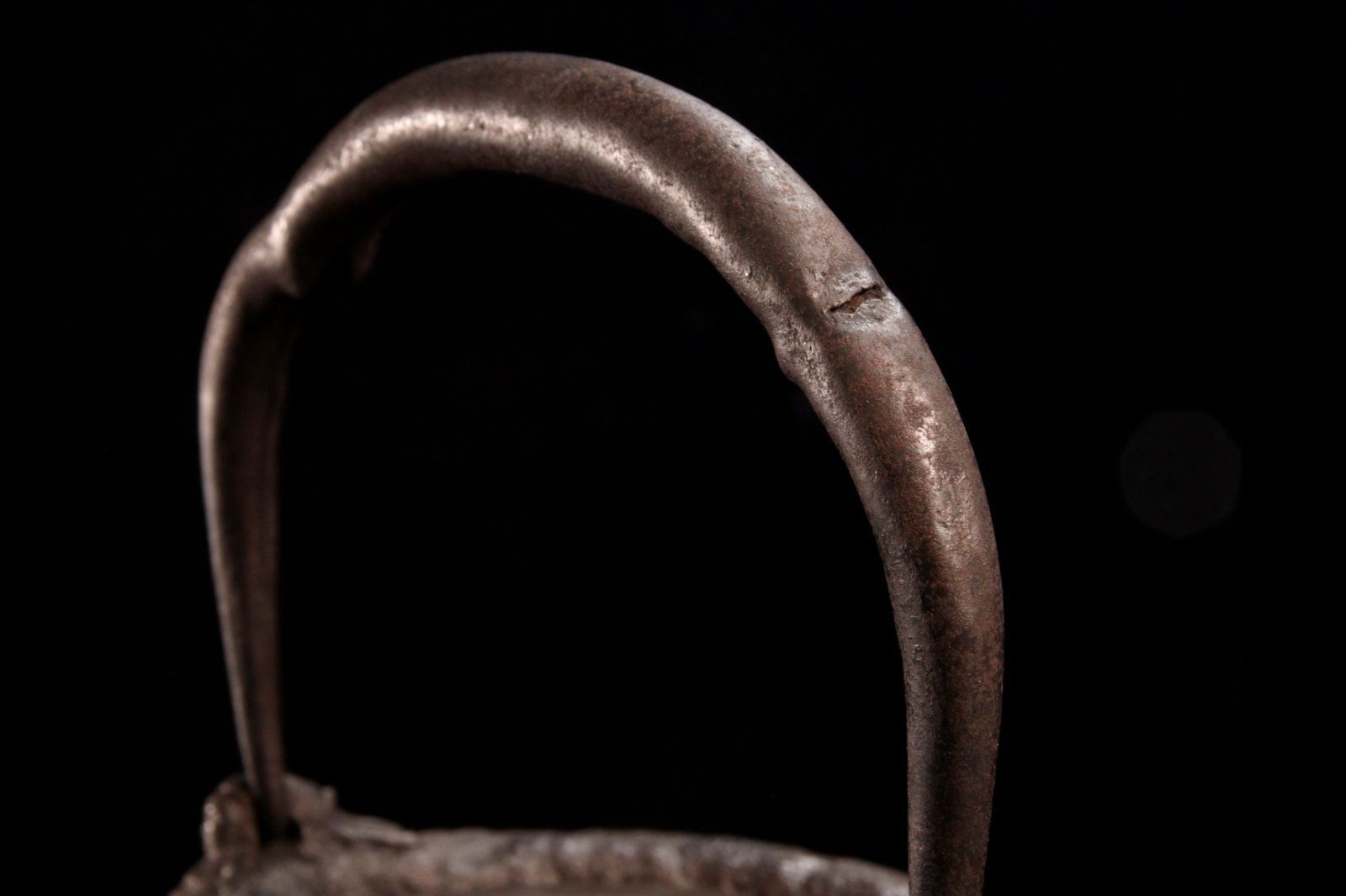 古鉄 纏枝蓮花紋 蒔絵蓋 鉄瓶 注器(K-LC688) 古鉄 纏枝蓮花紋 蒔絵蓋 鉄瓶 注器(K-LC688) 南部鉄器 鉄瓶 | 鉄