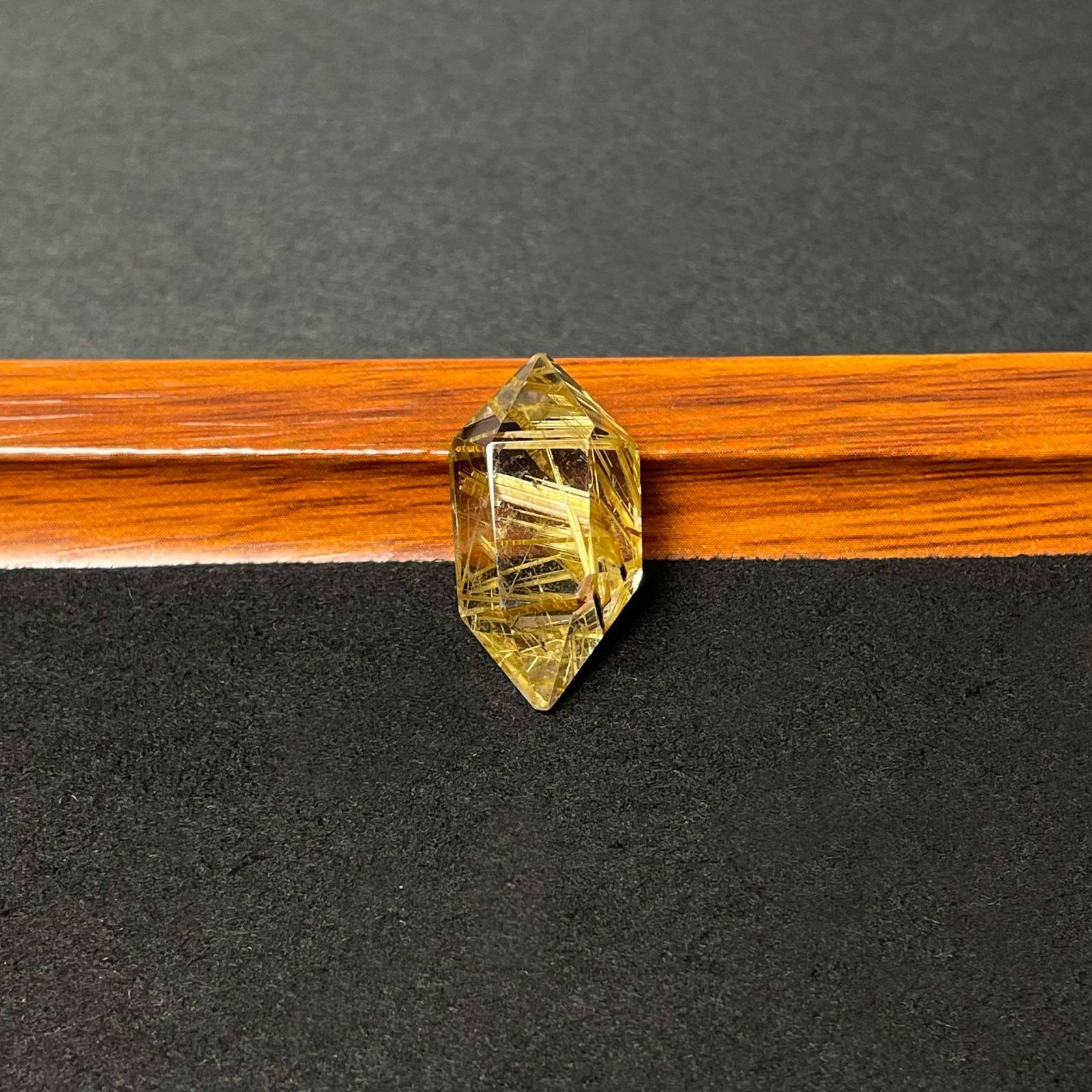 10%OFF 黄金タイチンルチル パワーストーン アクセサリー 天然石 原石 金運 お守り プレゼント1 26*12.2*11.8mm ZZ1550
