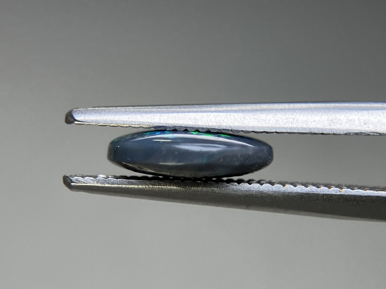 ブラックオパール 天然 1.418ct 中央宝石ソーティング付き 9.2㎜×9.0  