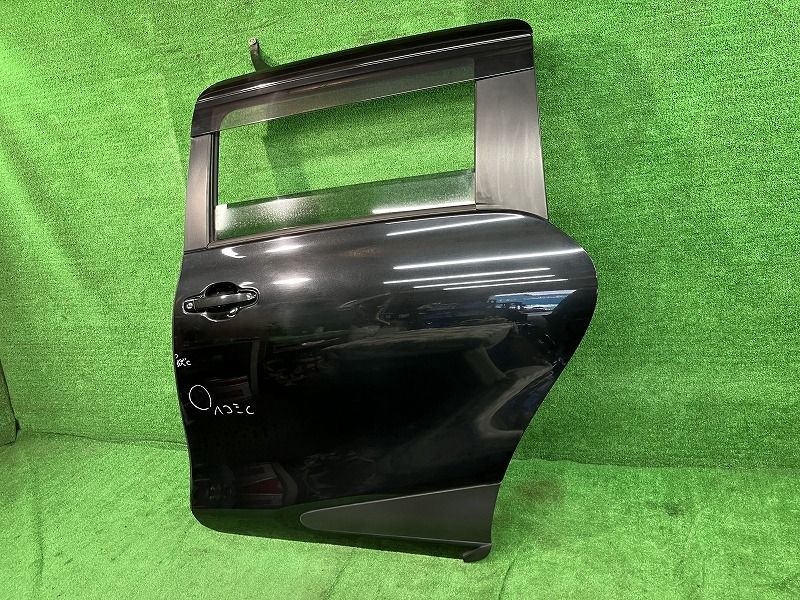 シエンタ NHP170G 左リアドア ハイブリッドG 7人 ニホンイタ M31Q8 67004-52610 209