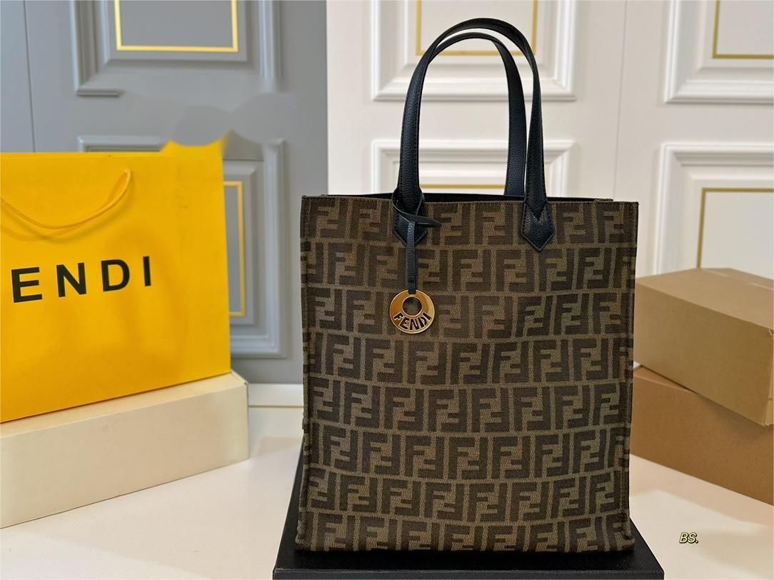 FENDI（ フェンディ） トートバッグ