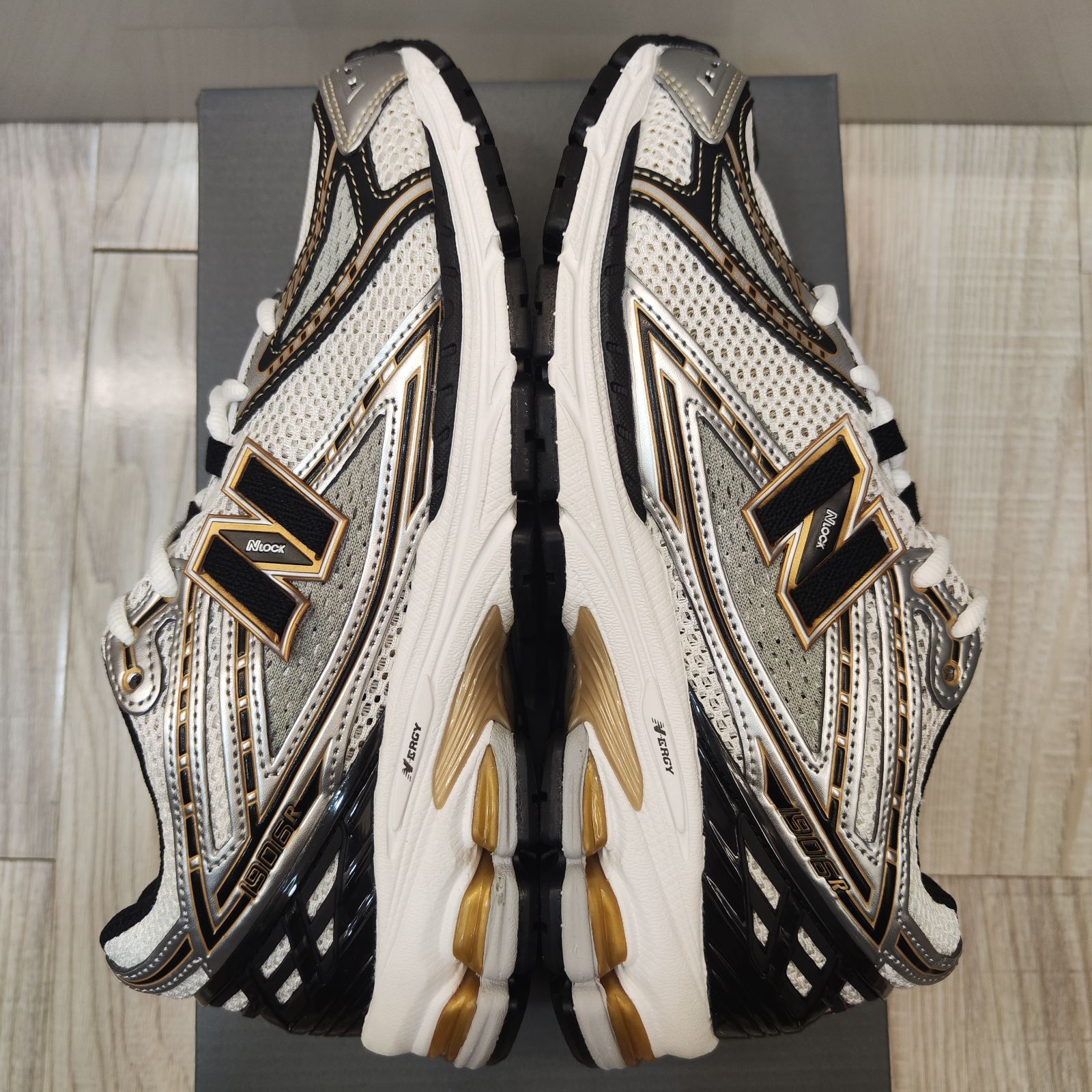 新品、未使用NEW BALANCE ニューバランス M1906RA メンズ レディース22