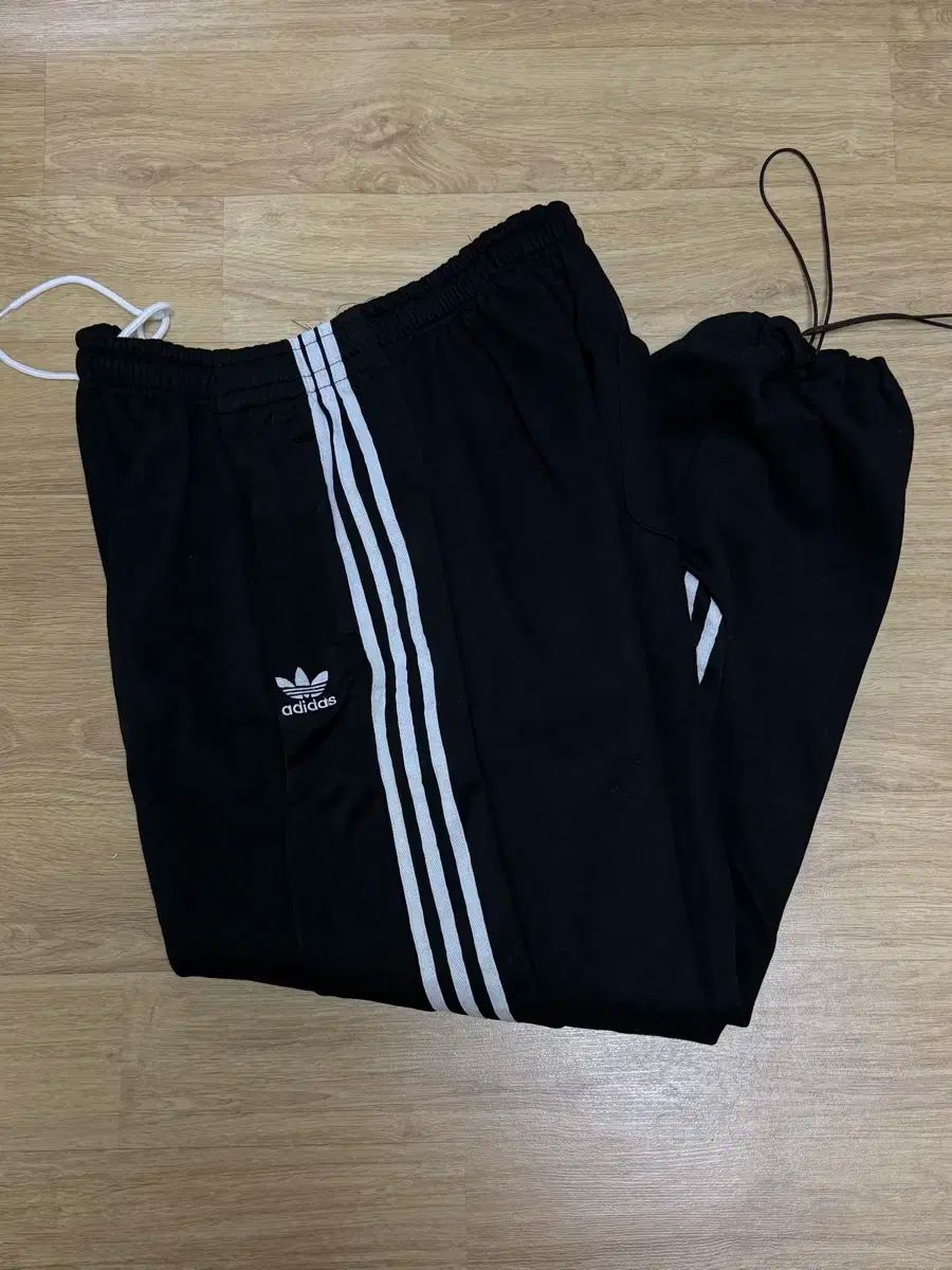 ビンテージで楽しむ 黒 裏起毛チュチュ adidas アディダス