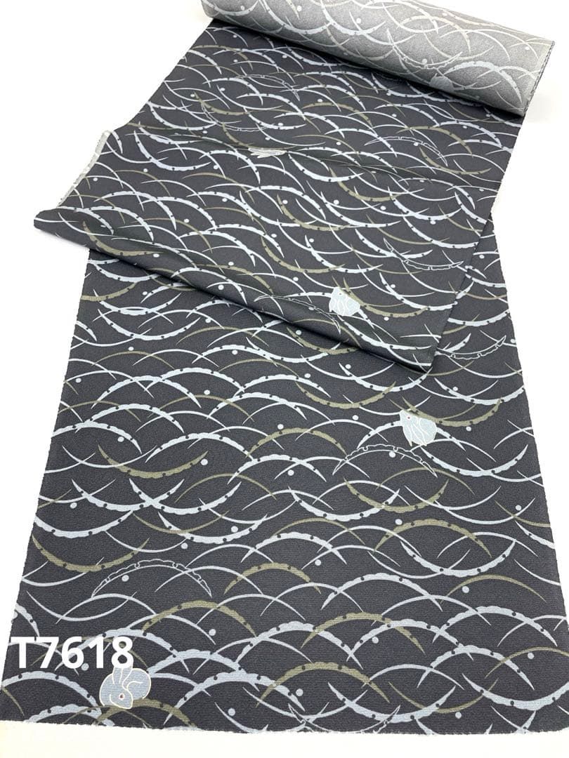 小紋 露芝に兎 消炭色 正絹 反物 - メルカリ