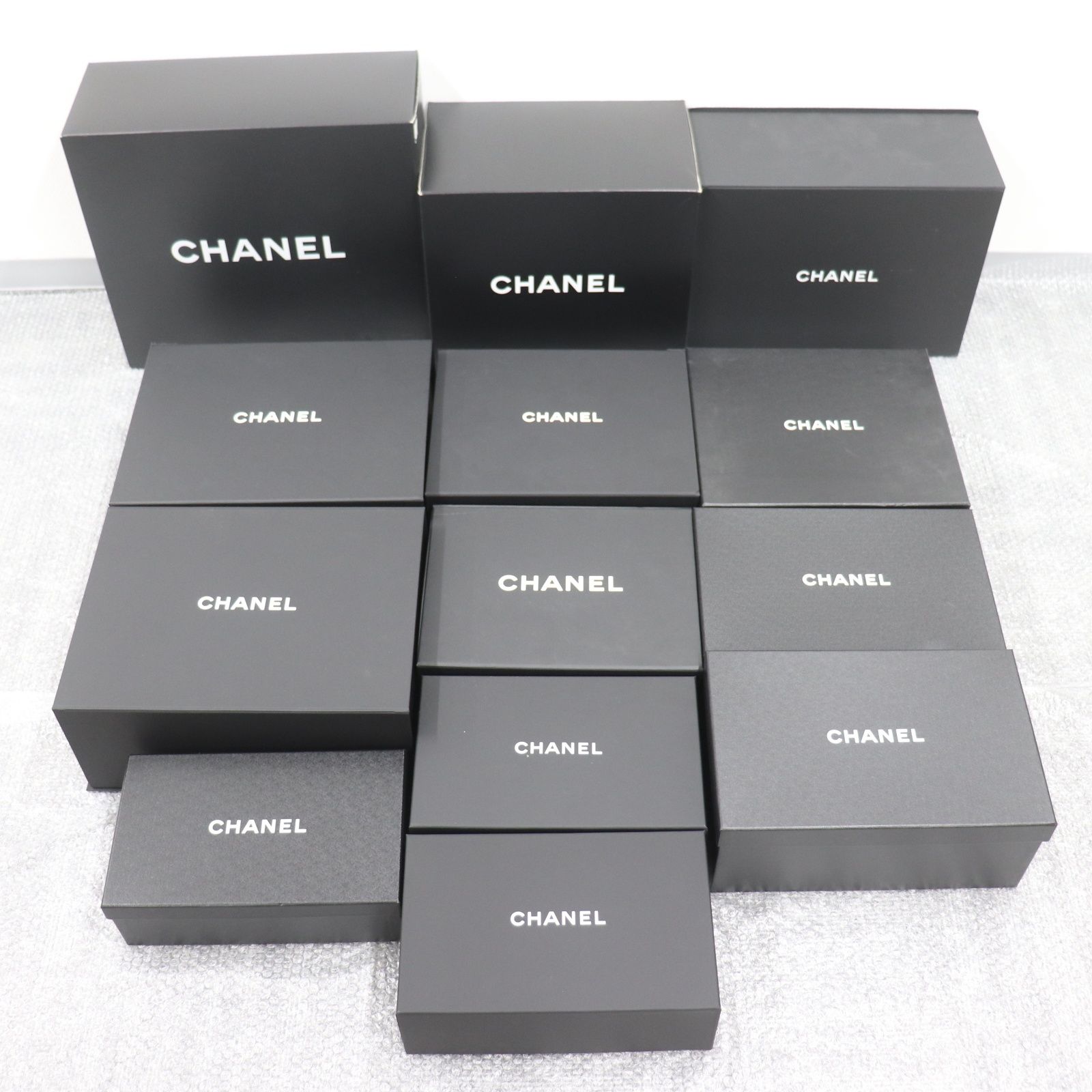 IT0U6K4N61H4 CHANEL シャネル BOX 空き箱 ショッパー 純正 紙袋 リボン 冊子 ブラック ホワイト ブランド箱 紙袋46枚 箱26個