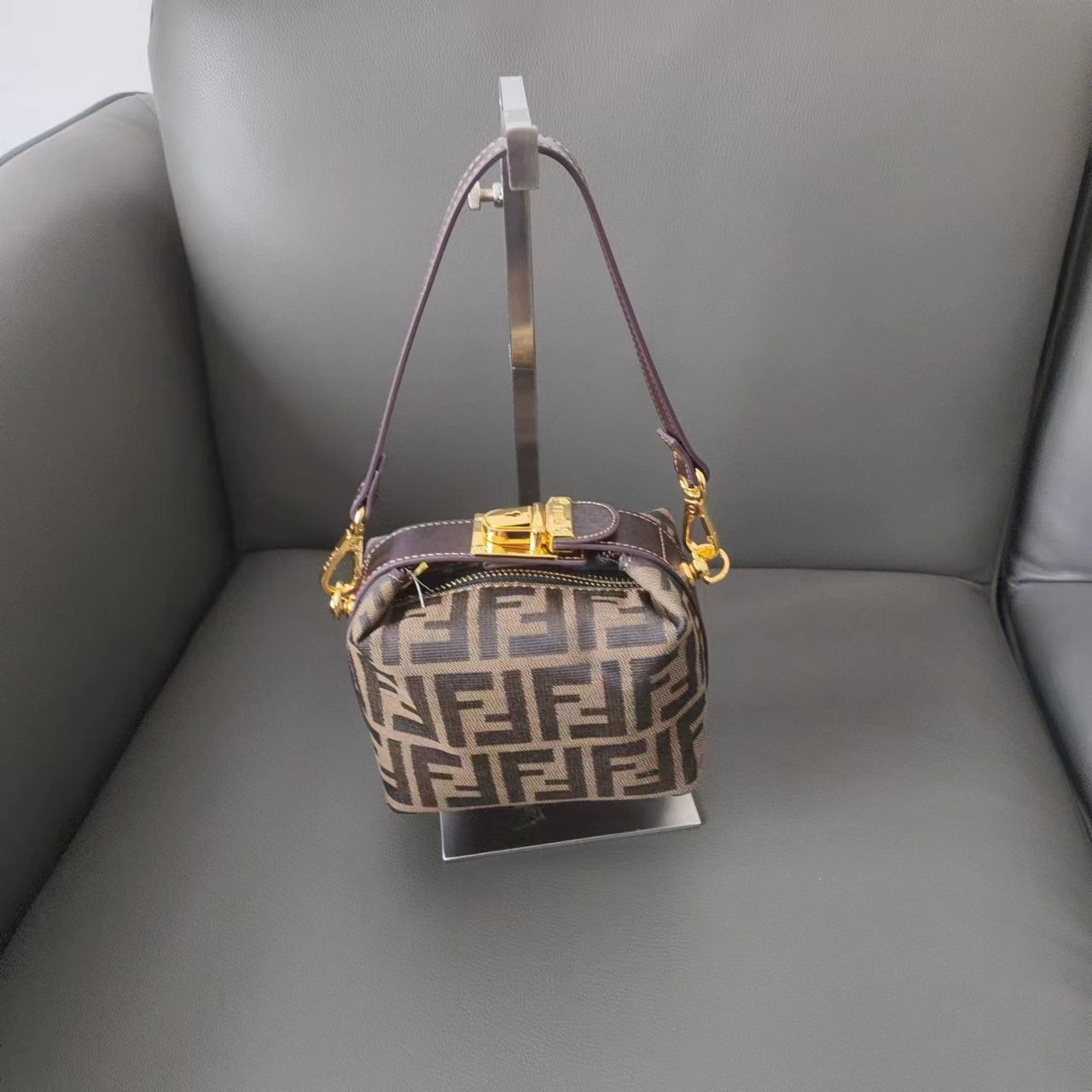 極美品小さめ【FENDI】ミニバニティポーチズッカ柄キャンバス