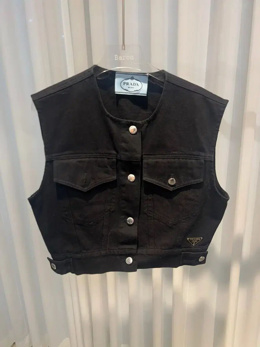 $∆ИΣM!!!PRADAプラダ　デニムベスト S ) PRADA(プラダ) デニム クロップド ベスト 黒 5 寿司 着用 - メルカリ