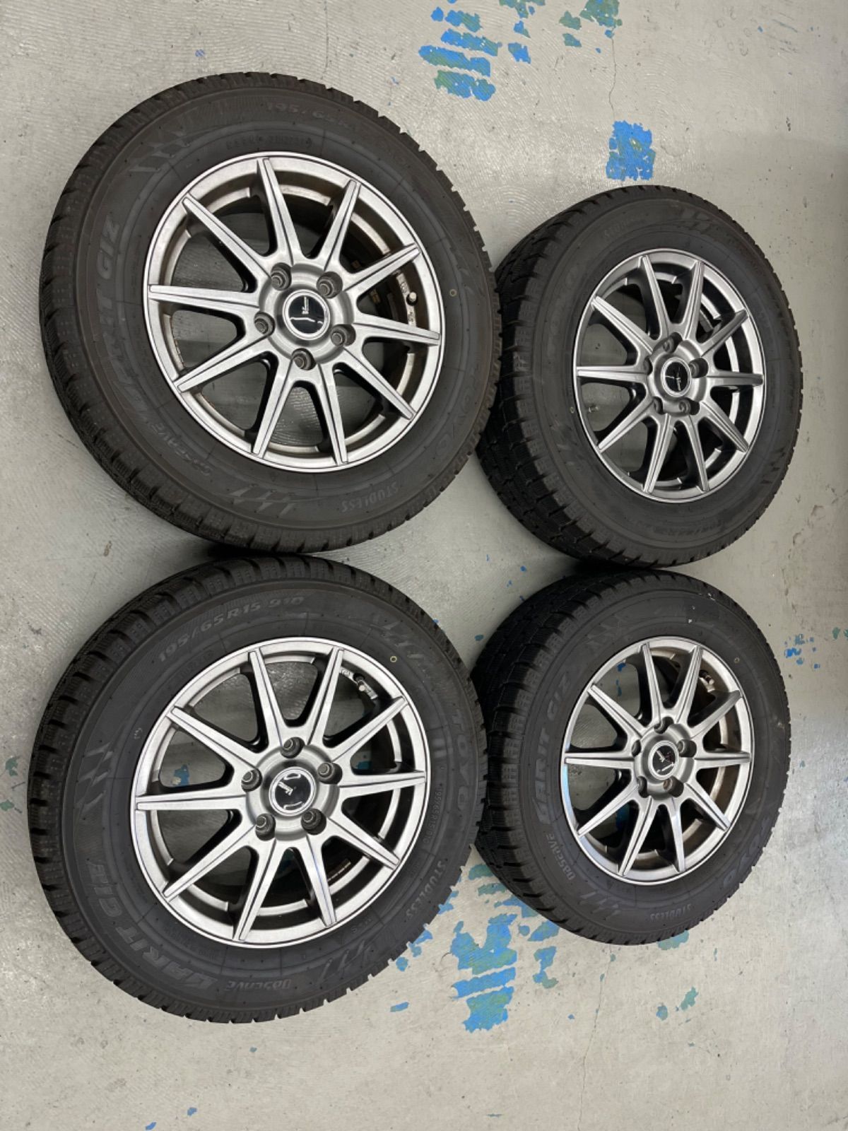 トヨタヴォクシースタッドレスタイヤホイル付き195|65R15