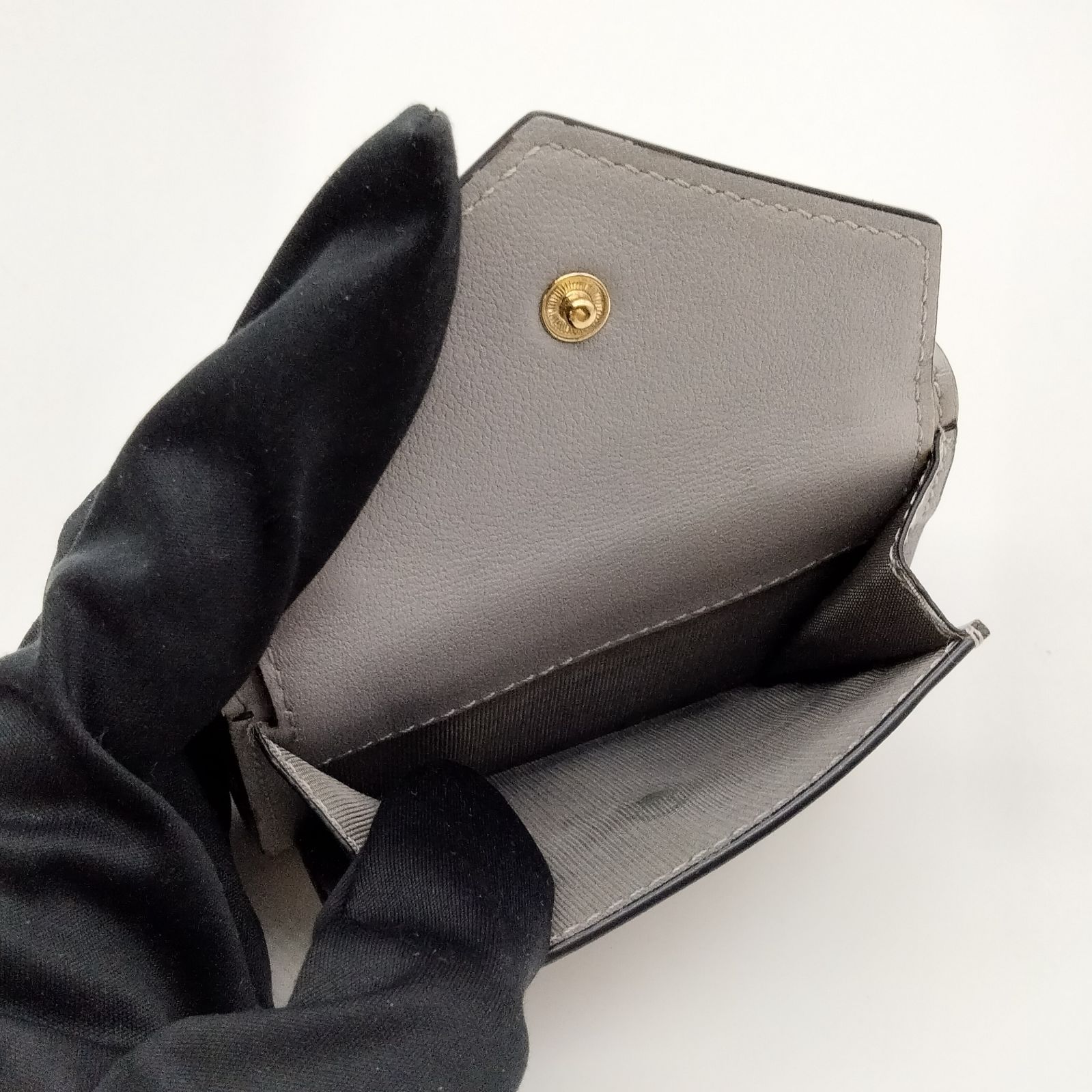 ヴァレンティノ　二つ折り財布　コンパクトウォレット　スタッズ　ブラック ヴァレンティノ 二つ折り財布 コンパクトウォレット スタッズ ブラック