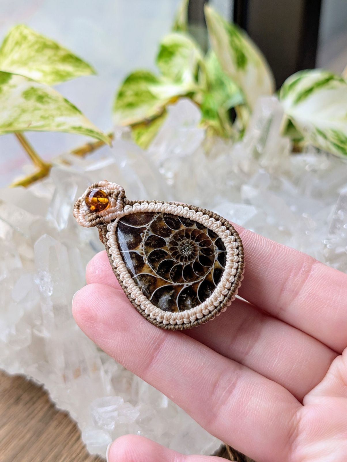 ☆アンモナイト(化石)・しずく型☆マクラメ編みネックレス 297