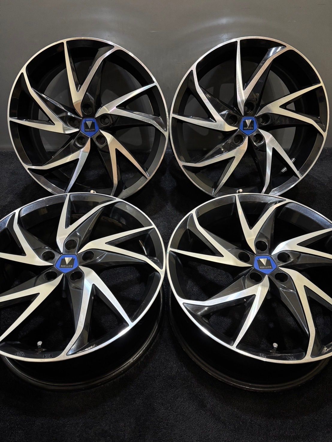 プリウス50系　純正17インチホイールタイヤセット トヨタ 50プリウス ツーリング 純正 17インチ 黒 アクセントピース