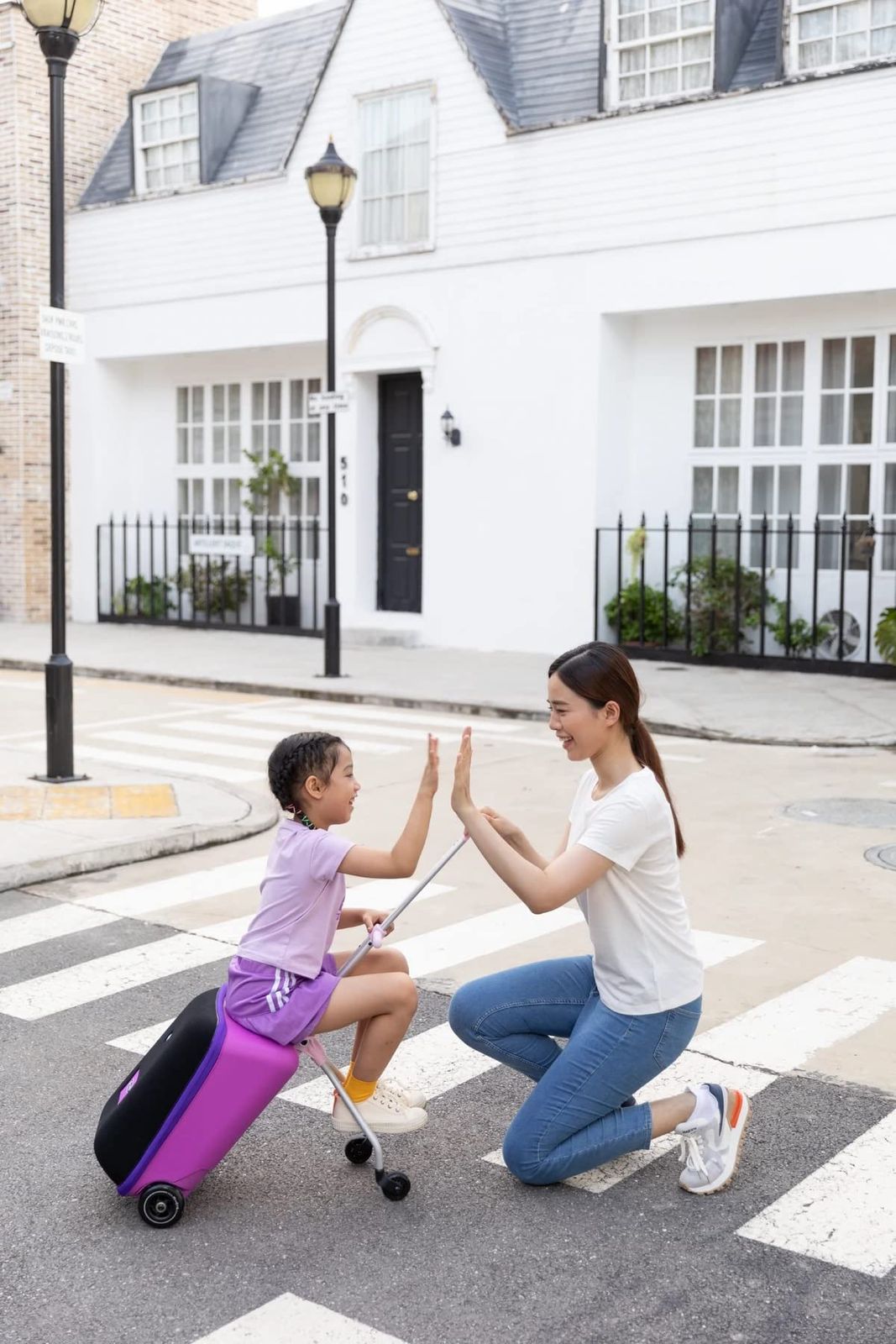 マイクロキックボード - 荷物が簡単 - 折りたたみ式で乗れるスイスデザインの荷物ケース 機内持ち込み可 子供用 対象年齢18か月以上 バイオレット