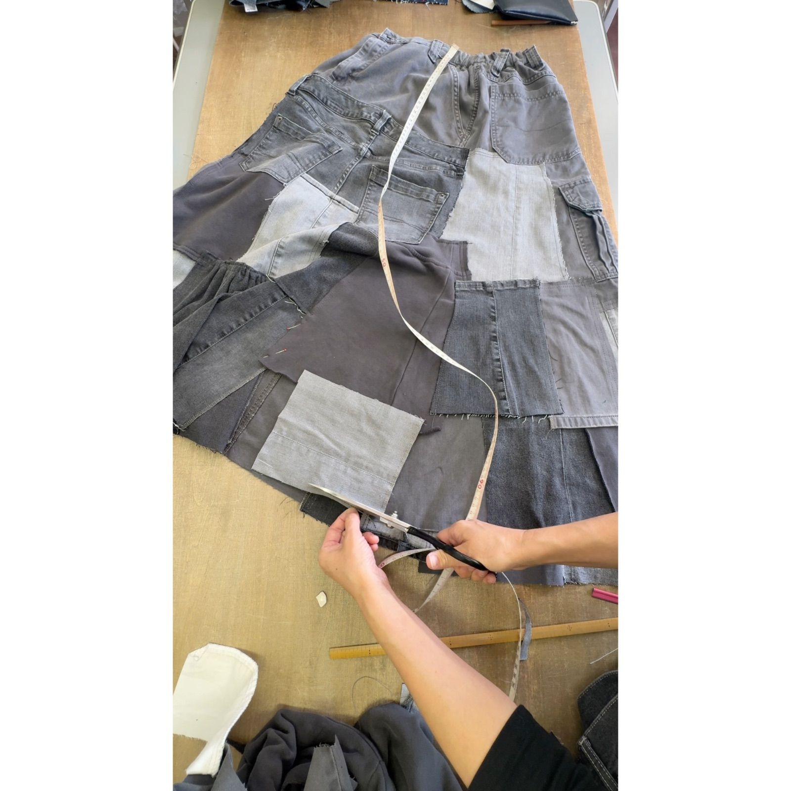 グレーの深みを重ねたアップサイクルジャンパースカート