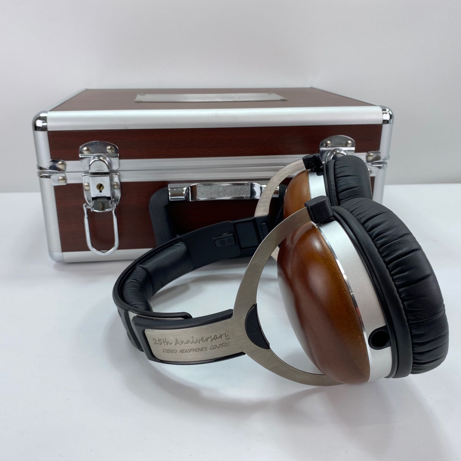 CD-2500 木製のクローズドバックハイレゾヘッドフォン