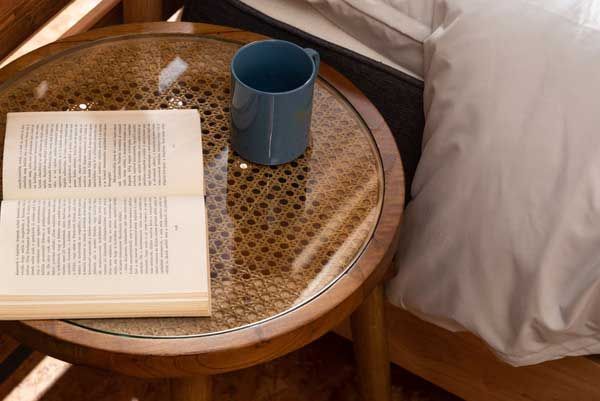 とラタンのラウンドガラステーブル Ｍ