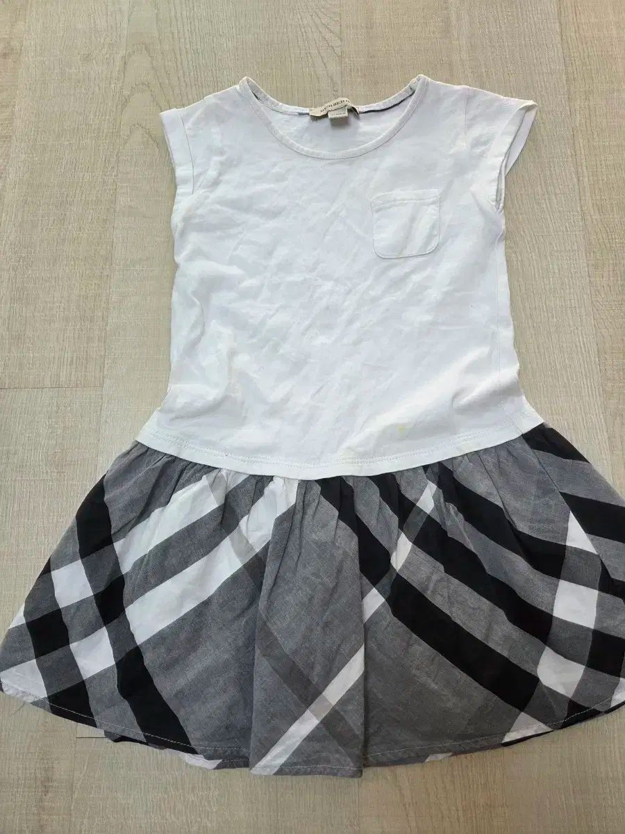 4 Y Burberry Kids バーバリーキッズ ワンピース 2 蜂