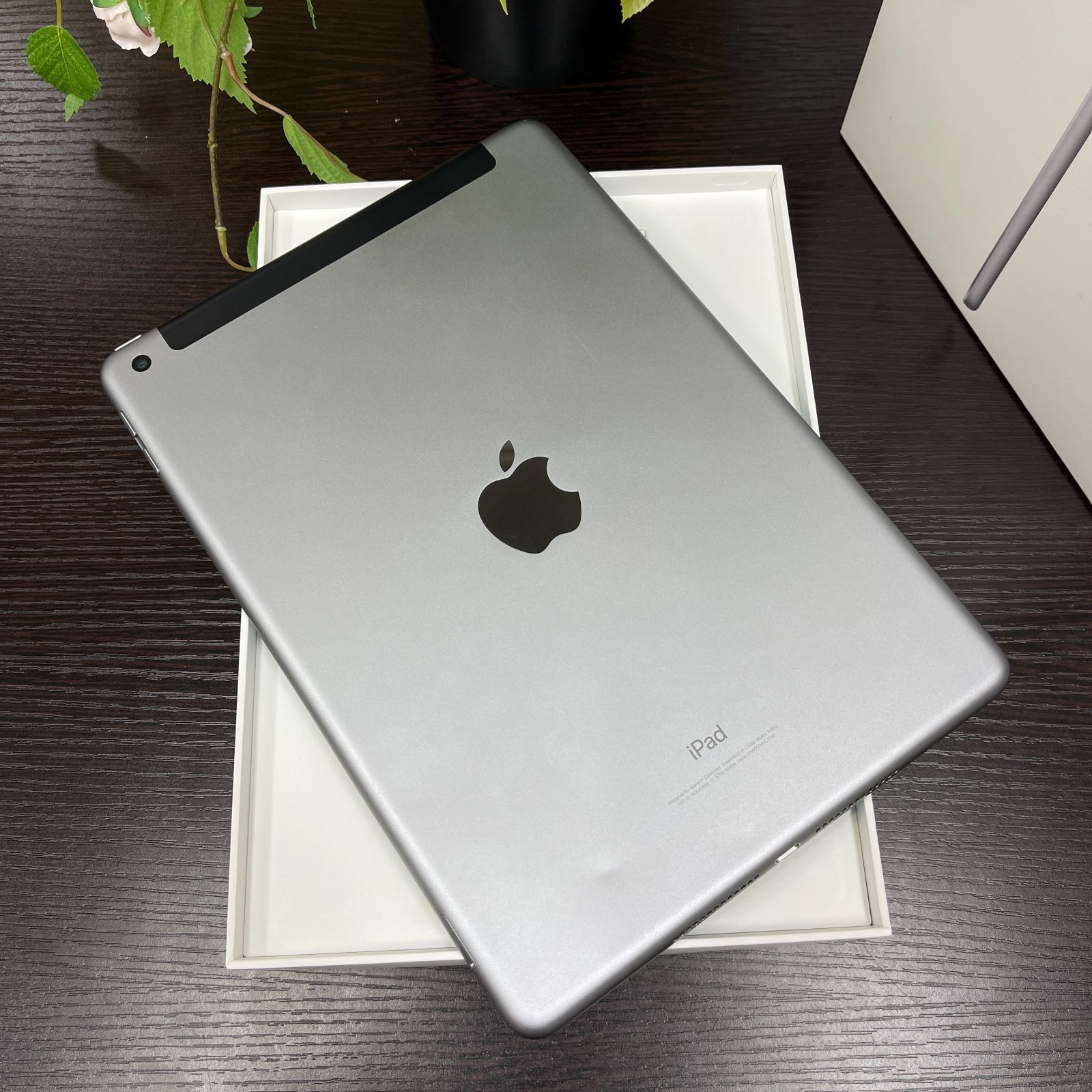 iPad 第6世代 スペースグレイ32GB Wi-Fi Cellularモデル