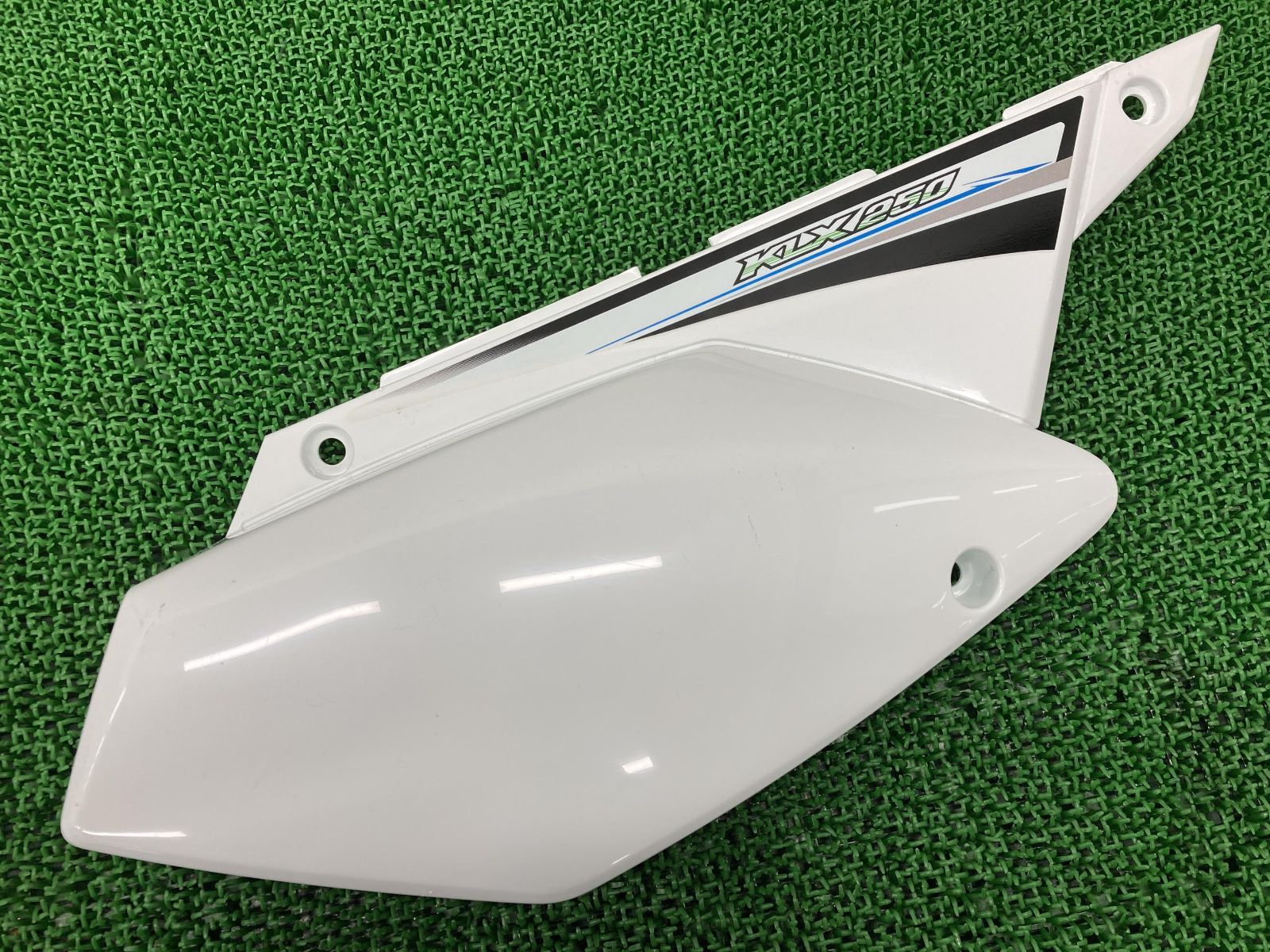 トラッカーX KLX250 サイドカバー 右 白 36001-0175 カワサキ 純正 中古 バイク 部品 LX250V LX250S 割れ欠け無し 品薄 希少品