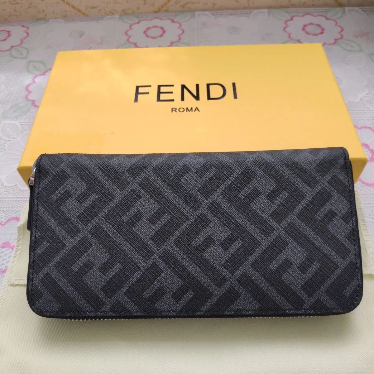 大人気美品！フェンディ/FENDI 長財布 ジップラウンドウォレット FFスクエアード メンズ☆ 財布 新品未使用 - メルカリ