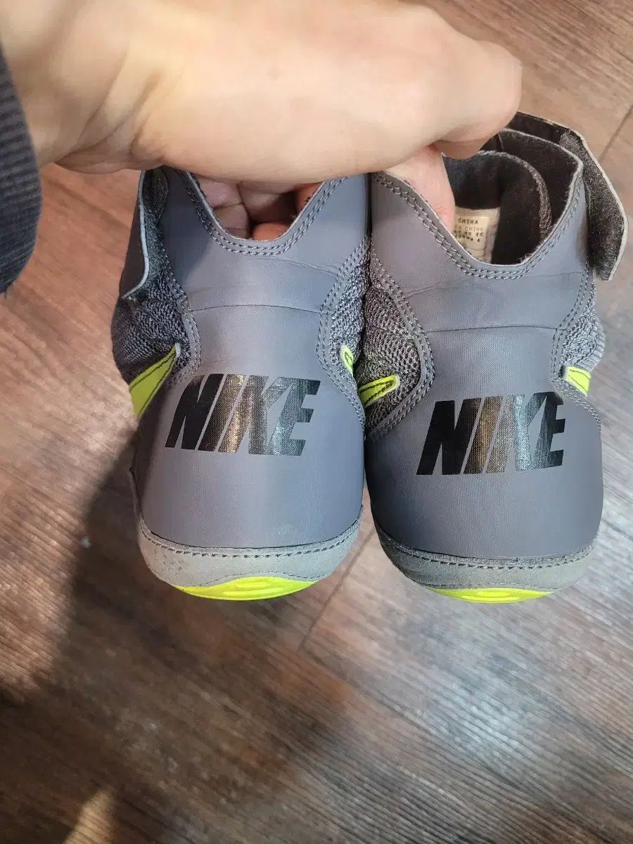 FUEGO V-color ボクシングシューズ ブラック/イエロー　箱、袋付き FUEGO V-color ボクシングシューズ ブラック/イエロー 箱、袋付き