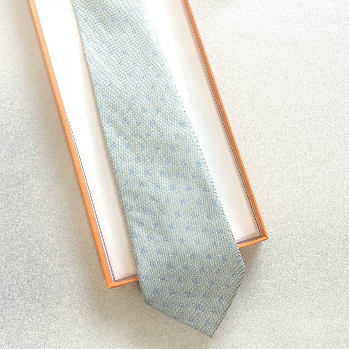 美品　HERMESネクタイ　ライトブルー系　フランス　シルク100％ 美品 エルメス HERMES ネクタイ シルク100% フランス製 ライト