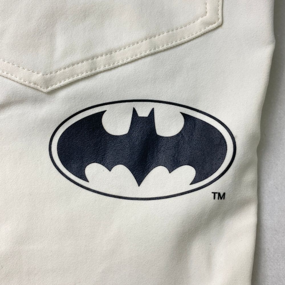サイズ：3 MASTER BUNNY EDITION マスターバニーエディション ×BATMAN 10周年 ストレッチパンツ  ホワイト系 [240101500031] ゴルフウェア メンズ ストスト サイズ：3 MASTER BUNNY EDITION マスターバニーエディション