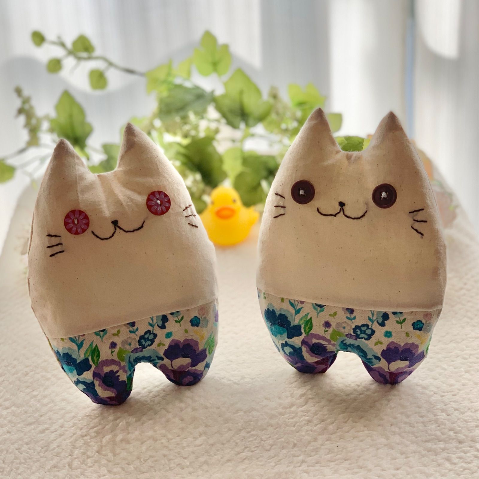 匿名配送【ハンドメイド】お花ボタンの猫のぬいぐるみ - メルカリ