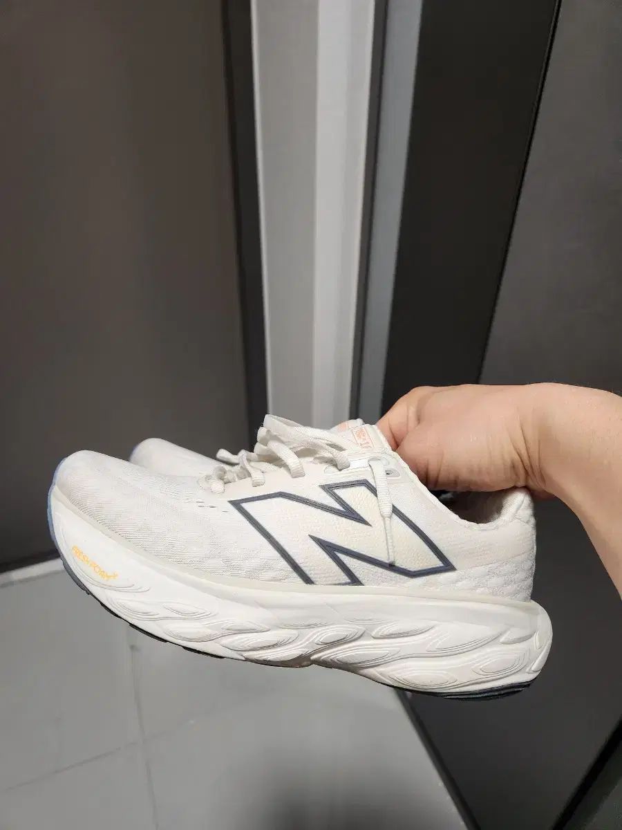 New Balance ニューバランス フレッシュフォーム 1080v14 ランニングシューズ 235 サイズ