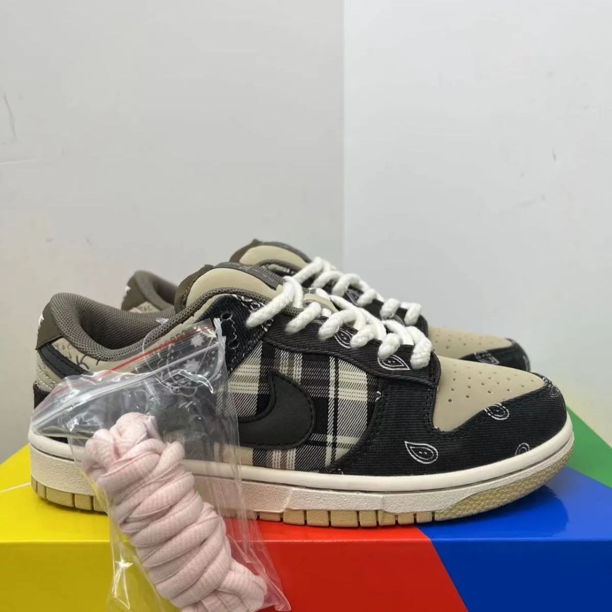 新品未使用ナイキ Travis Scott x Nike Dunk SB スニーカー