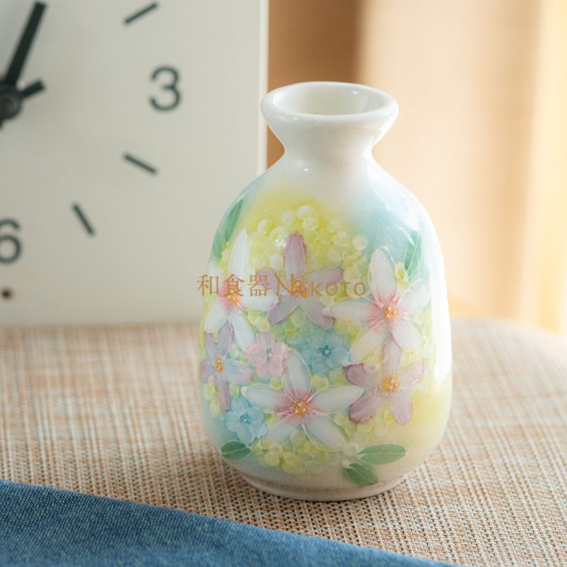 日本製 ゆずりは工房 ＊薄紅花景色 徳利＊ 酒器 花柄 おしゃれ かわいい 陶器 瀬戸焼 和食器 手描き 海外プレゼント 贈り物 ギフト 母の日 敬老の日 誕生日45523