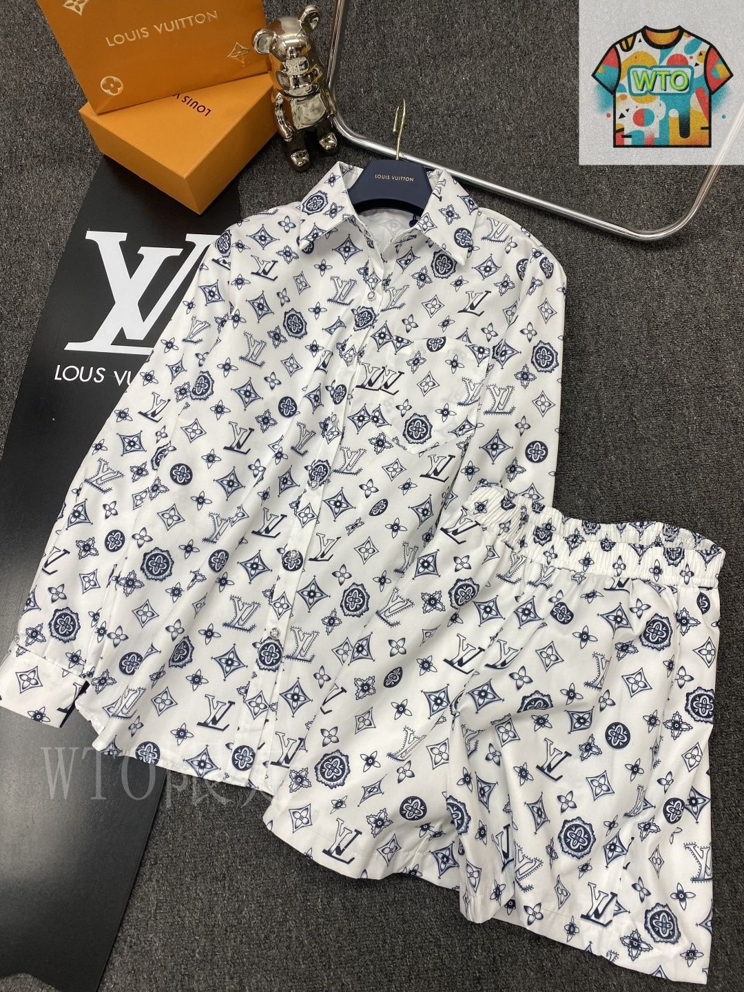 LOUIS VUITTON ファッションカタログセット Louis Vuitton 過去カタログ 7冊セット - メルカリ