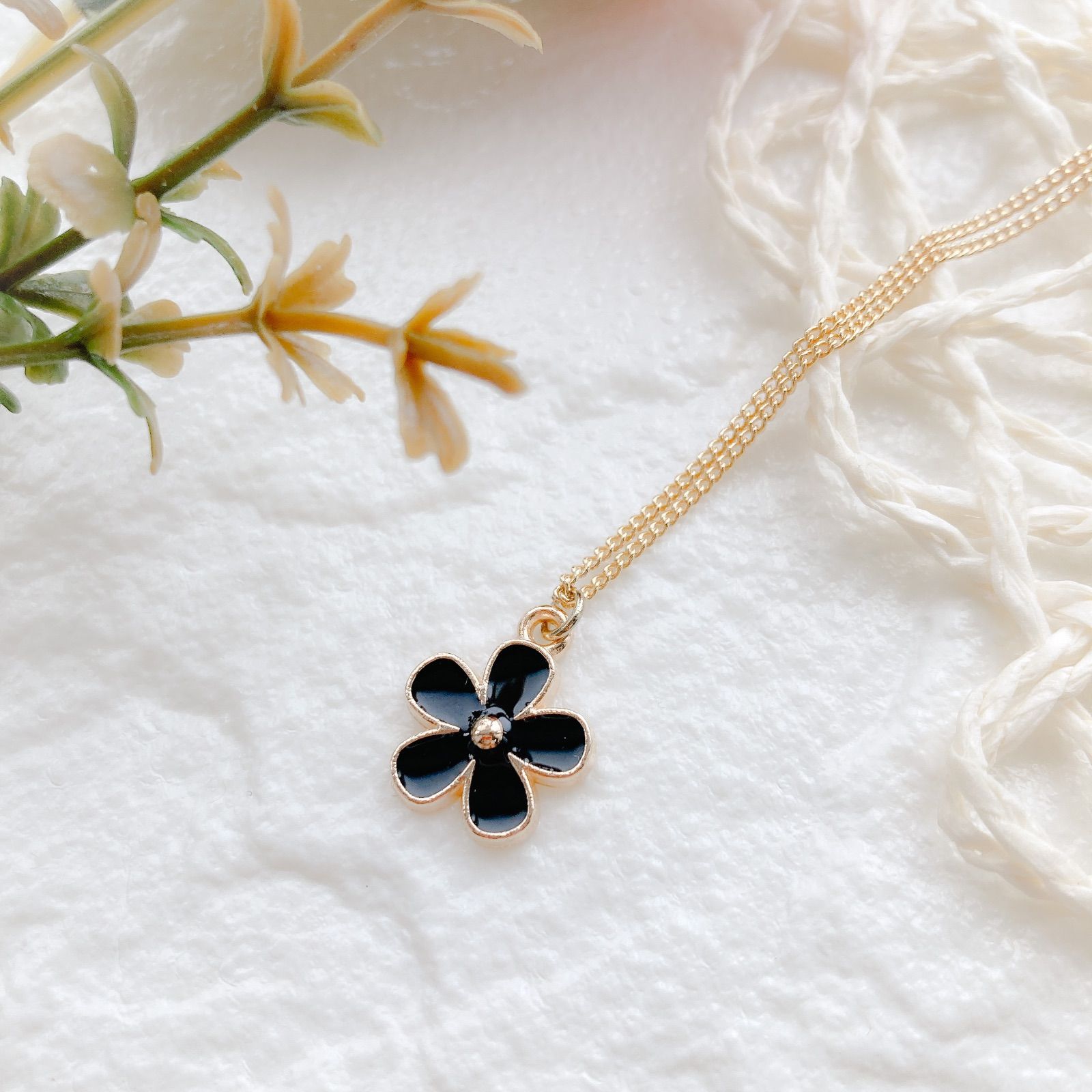 再販》【black flower necklace】可愛い小花のネックレス - メルカリ