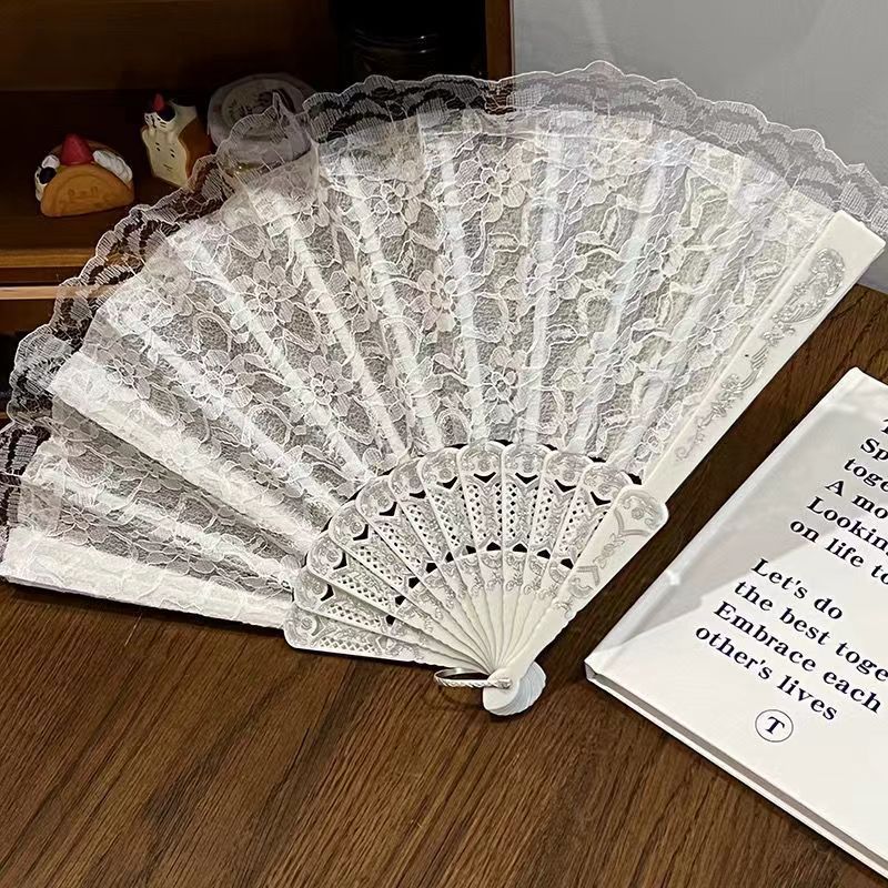 白レースフリンジなし扇子をたたむ