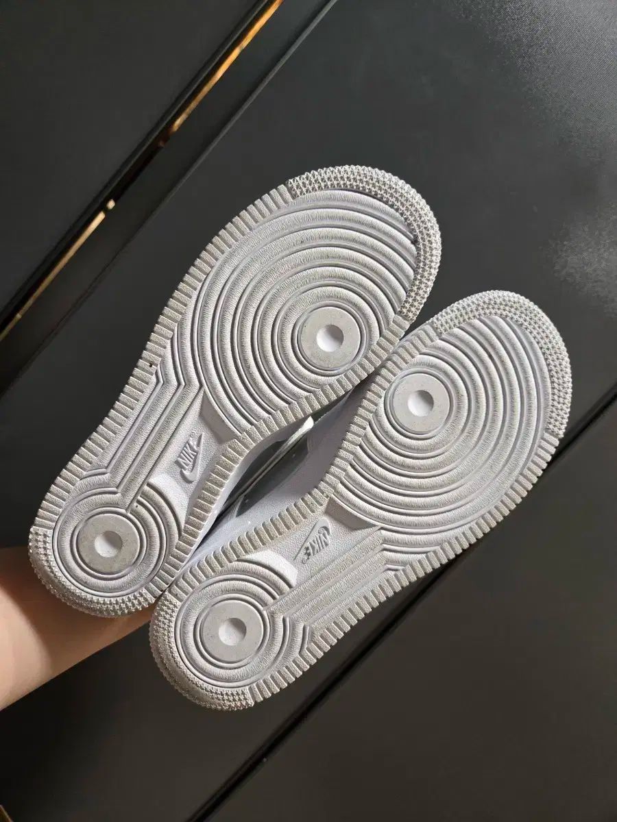 送料無料。 NIKE ナイキ エアフォース ホワイト シルバー ウーマンズ 225 最低の価格!