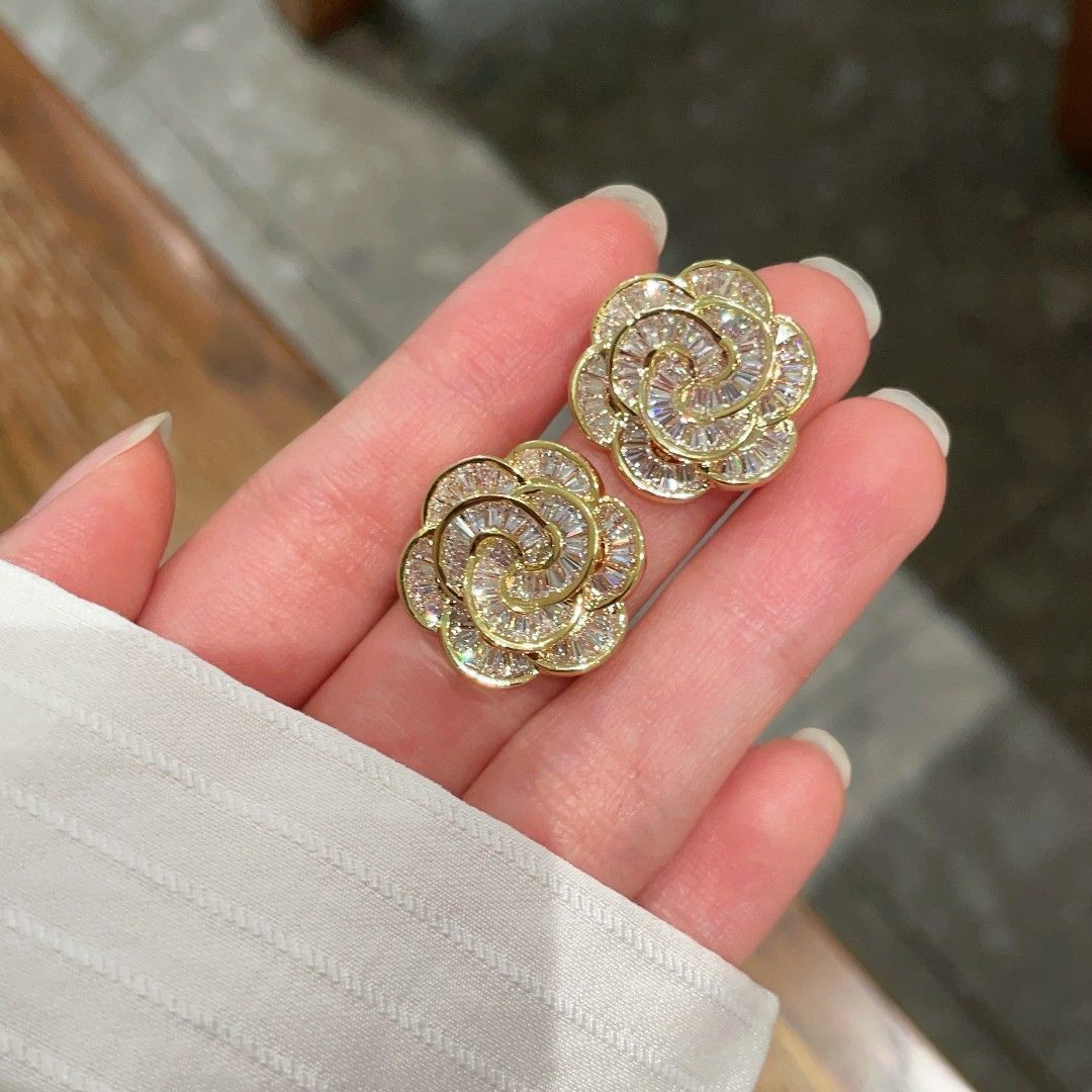 ヴィンテージ CHANEL 00C スクエア型ピアス ゴールド (両耳用) 今日特価】Chanel ヴィンテージ アルファベットピアス 送料無料