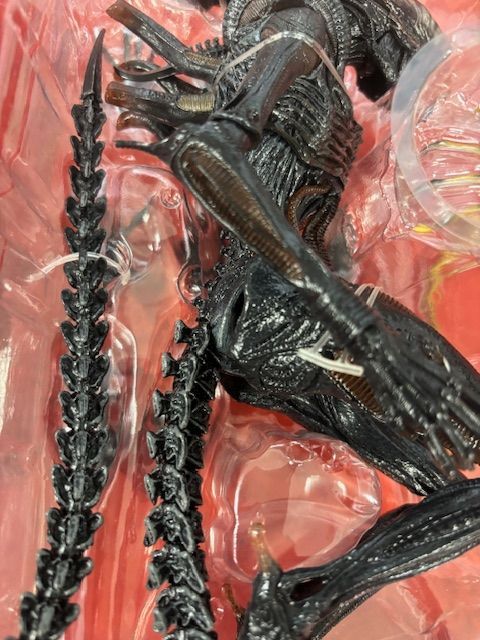 NECA エイリアン ロムルス 7インチ アクションフィギュア スコーチド ゼノモーフ