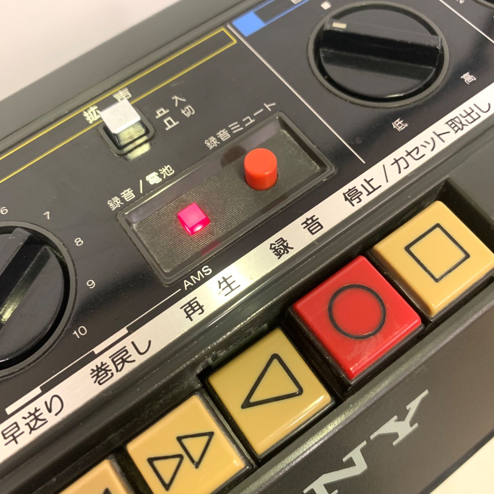 希少名機ソニーポータブルカセットレコーダー TCM-1390 拡声機能を内蔵 出品にあたりベルト交換済み　各グリースアップ済みで安心です。\nSONY ソニー TCM-1390 テープレコーダー 語学、英語教育などに最適！ SONY ソニー TCM-1390 カセットテープレコーダー 拡声機能 録音