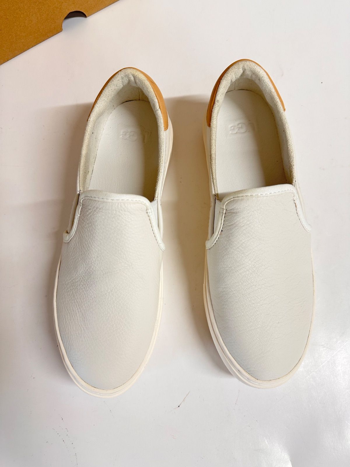ugg ホワイトレザー　スリッポン UGG ホワイトレザー スリッポン 23.5 - メルカリ