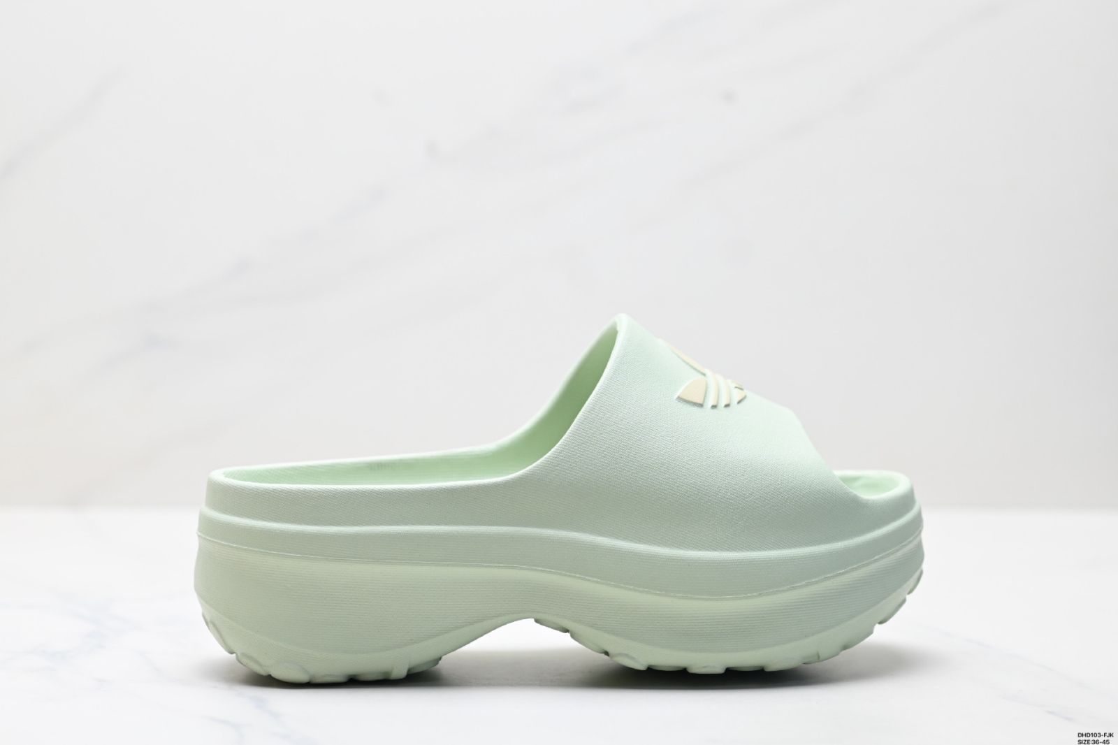 「アディダス オリジナルズ AdiFOM Stan Stan」快適＆マルチマッチ 滑り止め・耐磨耗 スリッポンサンダル