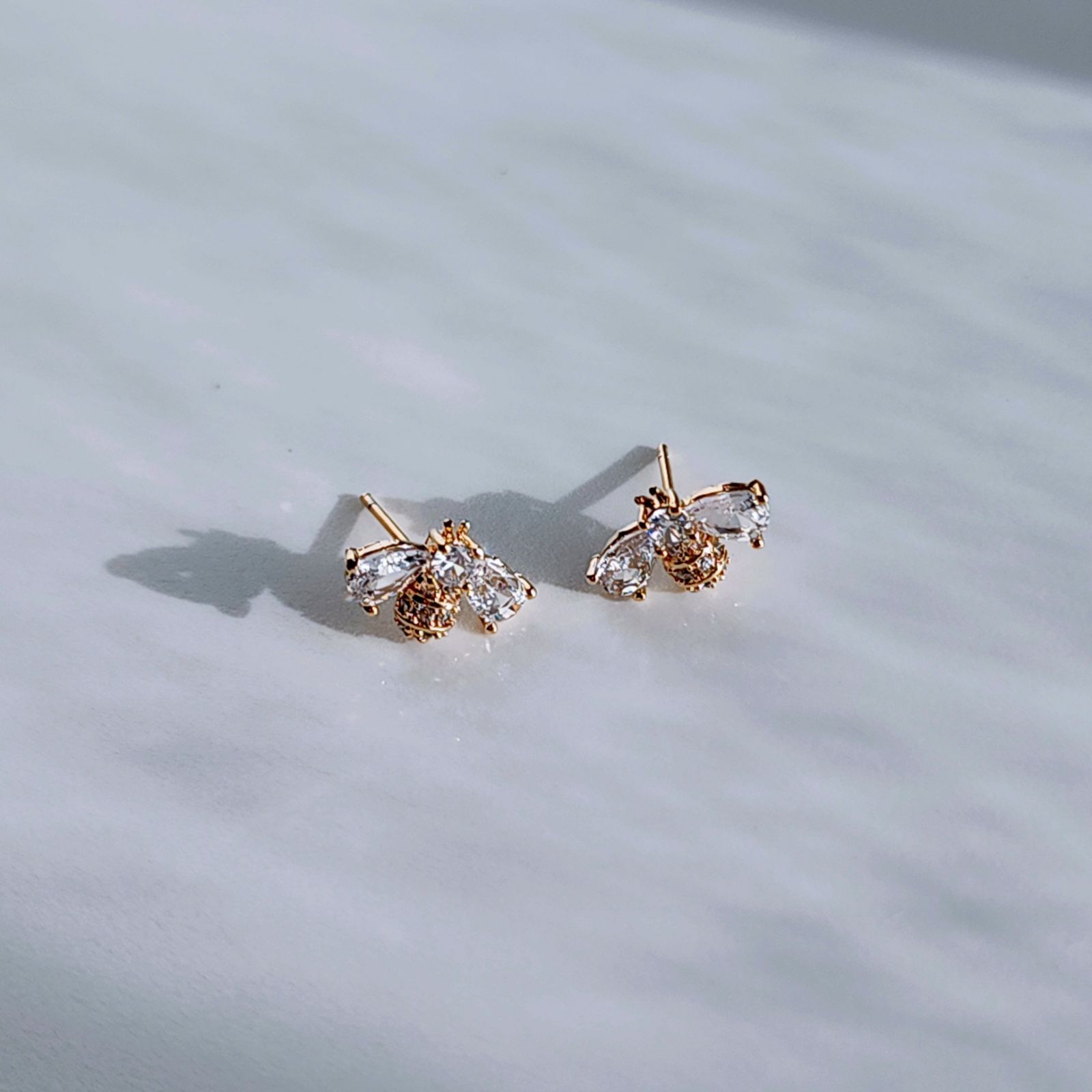 残りわずか！ 蜂 スワロフスキー 小粒 ビー ピアス 【Gold & PinkGold