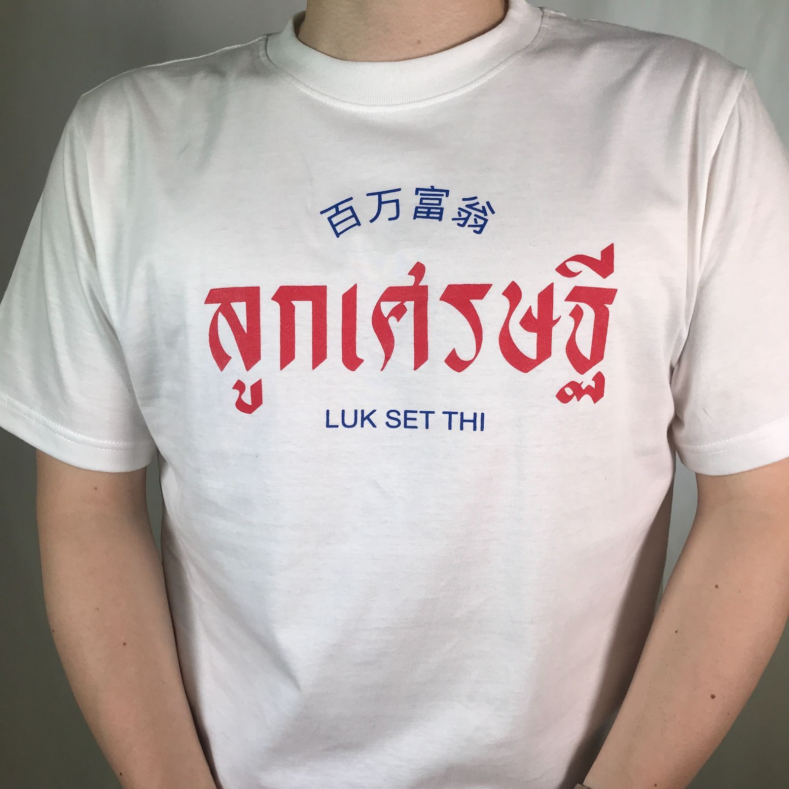 タイ語 半袖Tシャツ《KHEE SEUAK 》メッセージTシャツ 赤 白
