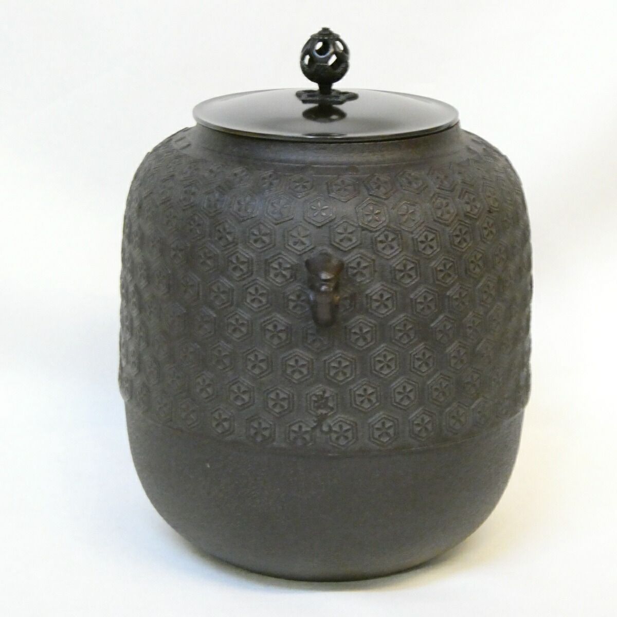 良品 茶道具 釜師:菊池政光作 棗釜 亀甲文棗形釜 亀甲地紋 茶釜 釜環 送料込 良品 茶道具 釜師:菊池政光作 棗釜 亀甲文棗形釜 亀甲地紋 茶釜