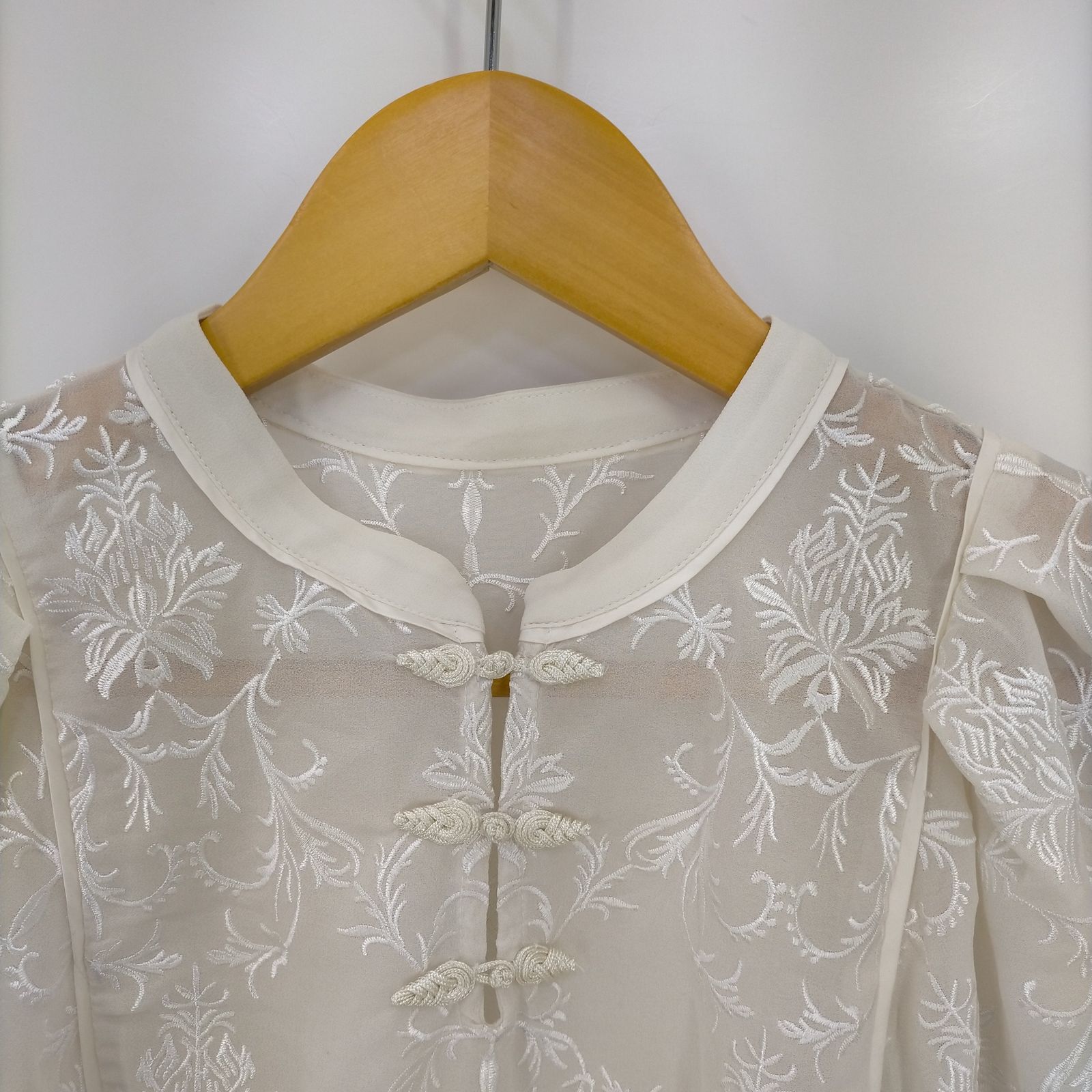 Lily Brown リリーブラウン オリエンタル刺繍チャイナトップス LILY BROWN（リリーブラウン）の「オリエンタル刺繍チャイナ