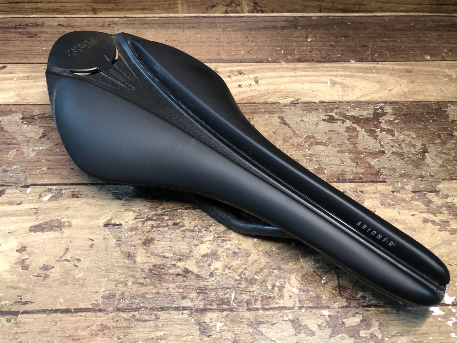 II002 フィジーク fizik アリオネ ARIONE R1 VERSUS EVO サドル 黒