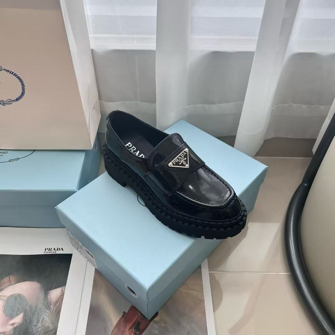 Prada のブラック厚底ローファー
