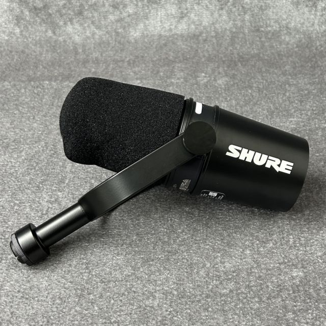 名高い アウトレット品 ダイナミック マイク SHURE シュアー MV7 -K-J ブラック デスクトップスタンド付き MV7 -K-BNDL-J 2年保証